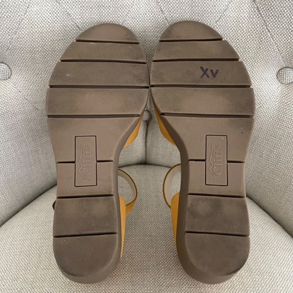 Cliffs by White Mountain Peep Toe T-Strap Wedge Sandal Mustard Leather Sz 8.5 - Picture 6 of 11